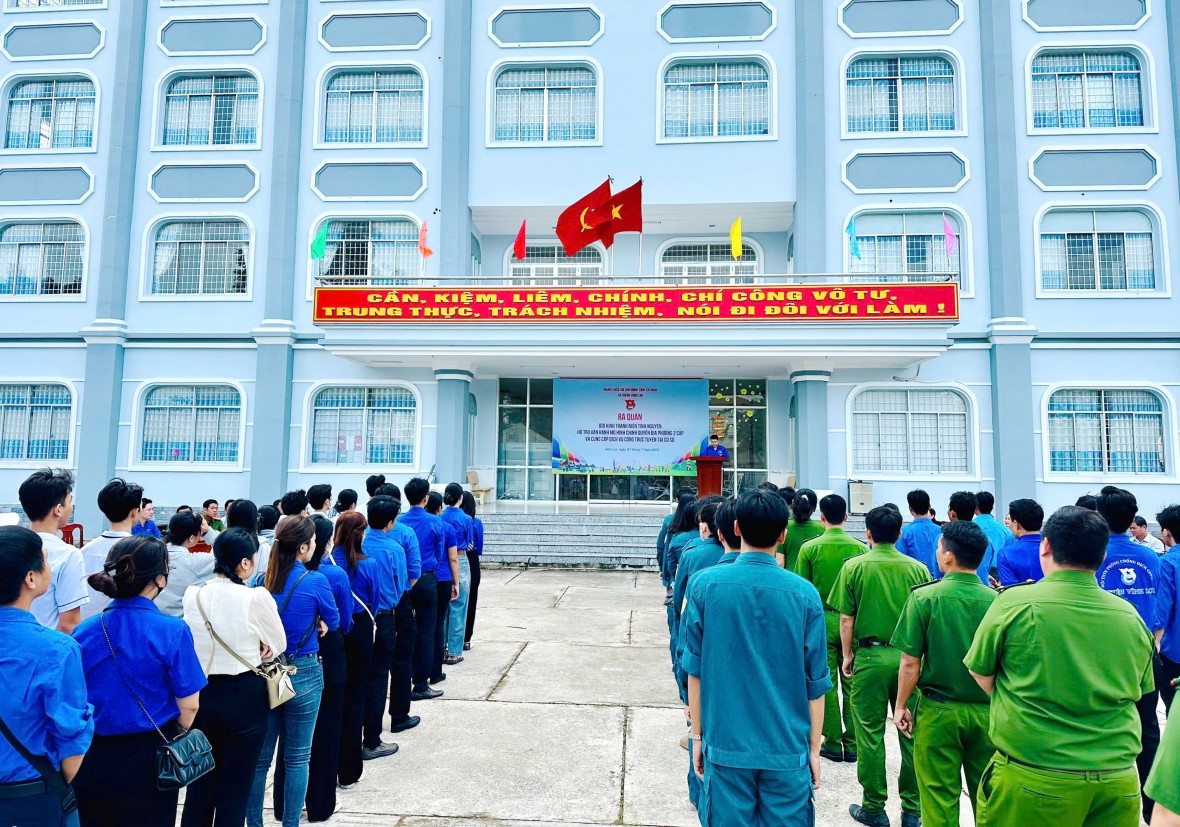 Tuổi trẻ Vĩnh Lợi hỗ trợ người dân sử dụng dịch vụ công trực tuyến