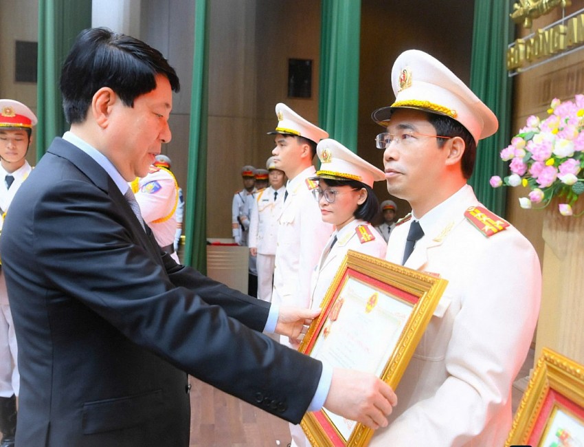 Gíam đốc Công an tỉnh Quảng Ninh vinh dự được Chủ tịch nước trao tặng Huân chương Chiến công hạng Nhất Gíam đốc Công an tỉnh Quảng Ninh vinh dự được Chủ tịch nước trao tặng Huân chương Chiến công hạng Nhất