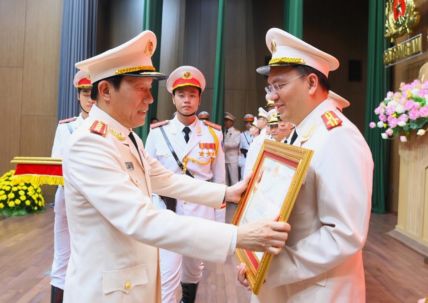 Gíam đốc Công an tỉnh Quảng Ninh vinh dự được Chủ tịch nước trao tặng Huân chương Chiến công hạng Nhất Gíam đốc Công an tỉnh Quảng Ninh vinh dự được Chủ tịch nước trao tặng Huân chương Chiến công hạng Nhất