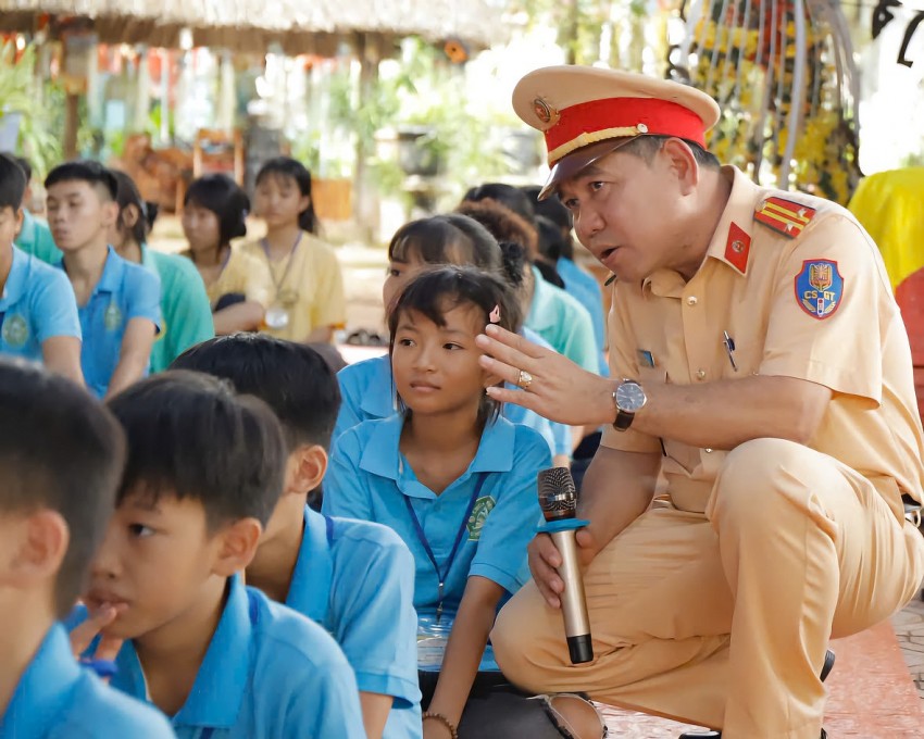 Đội CSGT số 3, Phòng CSGT Công an tỉnh Đồng Nai tuyên truyền phổ biến pháp luật về giao thông đường bộ.