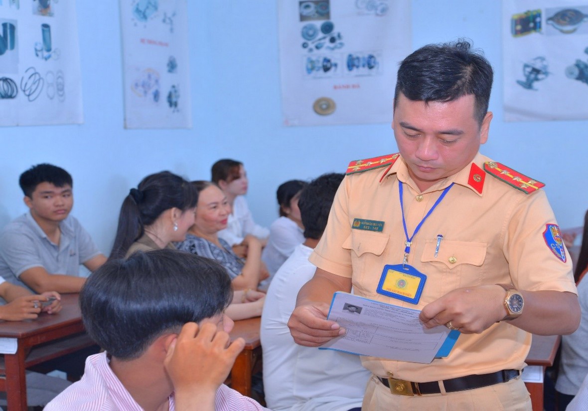 Cà Mau: Duy trì 2 điểm Phòng CSGT, tạo thuận lợi cho người dân Cà Mau: Duy trì 2 điểm Phòng CSGT, tạo thuận lợi cho người dân