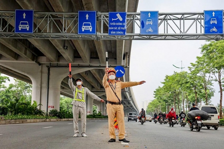 CSGT tăng cường phân luồng, hướng dẫn người dân trên 2 tuyến đường lắp dải phân cách cứng