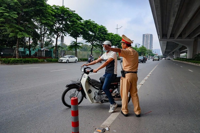CSGT tăng cường phân luồng, hướng dẫn người dân trên 2 tuyến đường lắp dải phân cách cứng