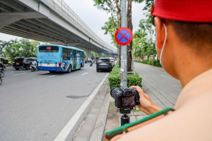 CSGT tăng cường phân luồng, hướng dẫn người dân trên 2 tuyến đường lắp dải phân cách cứng