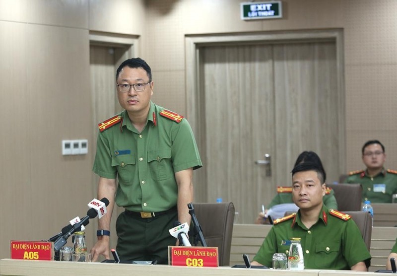 Thượng tá Triệu Mạnh Tùng, Phó Cục trưởng Cục An ninh mạng và phòng chống tội phạm sử dụng công nghệ cao phát biểu tại buổi họp báo. Ảnh: Cổng TTĐT Bộ Công an. Thượng tá Triệu Mạnh Tùng, Phó Cục trưởng Cục An ninh mạng và phòng chống tội phạm sử dụng công nghệ cao phát biểu tại buổi họp báo. Ảnh: Cổng TTĐT Bộ Công an.