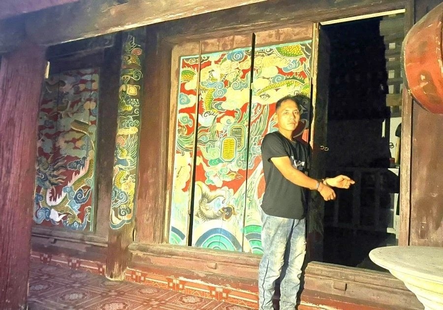 Đối tượng Nguyễn Văn Tiến bị bắt quả tang khi đang trèo tường tẩu thoát sau khi trộm tiền công đức tại Đền Vân Hội (Phú Thọ). Ảnh: Cơ quan công an Đối tượng Nguyễn Văn Tiến bị bắt quả tang khi đang trèo tường tẩu thoát sau khi trộm tiền công đức tại Đền Vân Hội (Phú Thọ). Ảnh: Cơ quan công an