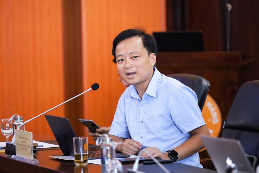 Tham luận 3 – “Các yêu cầu đối với nhân lực chất lượng cao trong lĩnh vực pháp luật kinh tế” được trình bày bởi ông Trần Văn Trí – Giám đốc Công ty Cổ phần Truyền thông Luật Việt Nam.