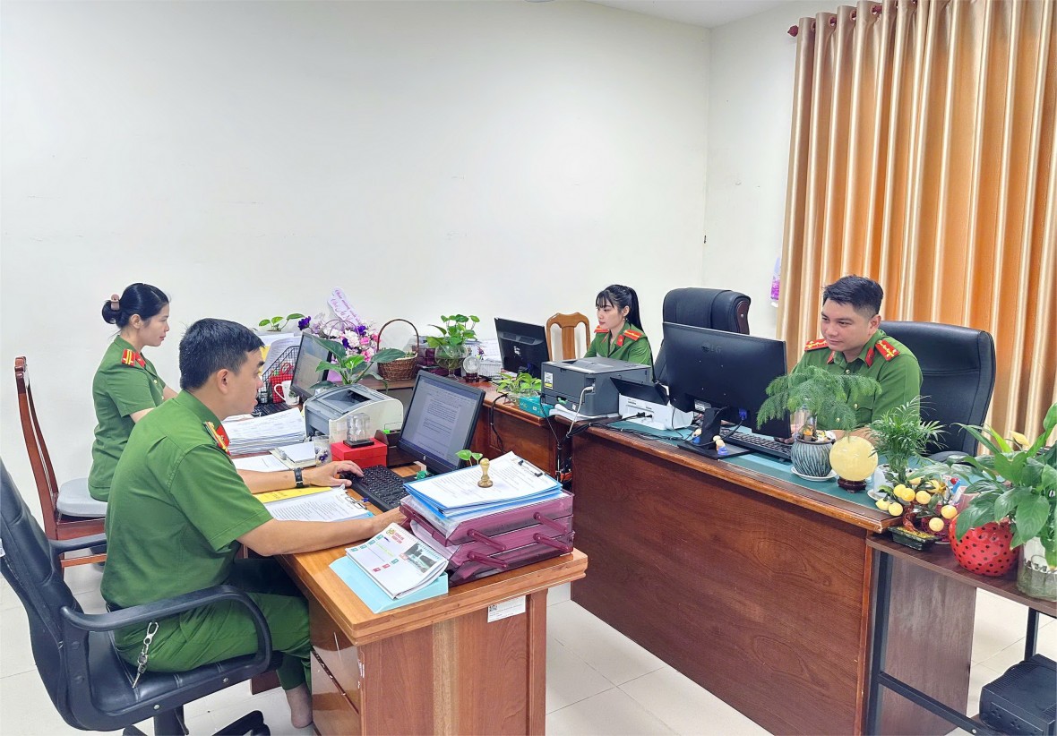 Cà Mau đẩy mạnh cải cách hành chính, phục vụ tốt nhất người dân, doanh nghiệp Cà Mau đẩy mạnh cải cách hành chính, phục vụ tốt nhất người dân, doanh nghiệp