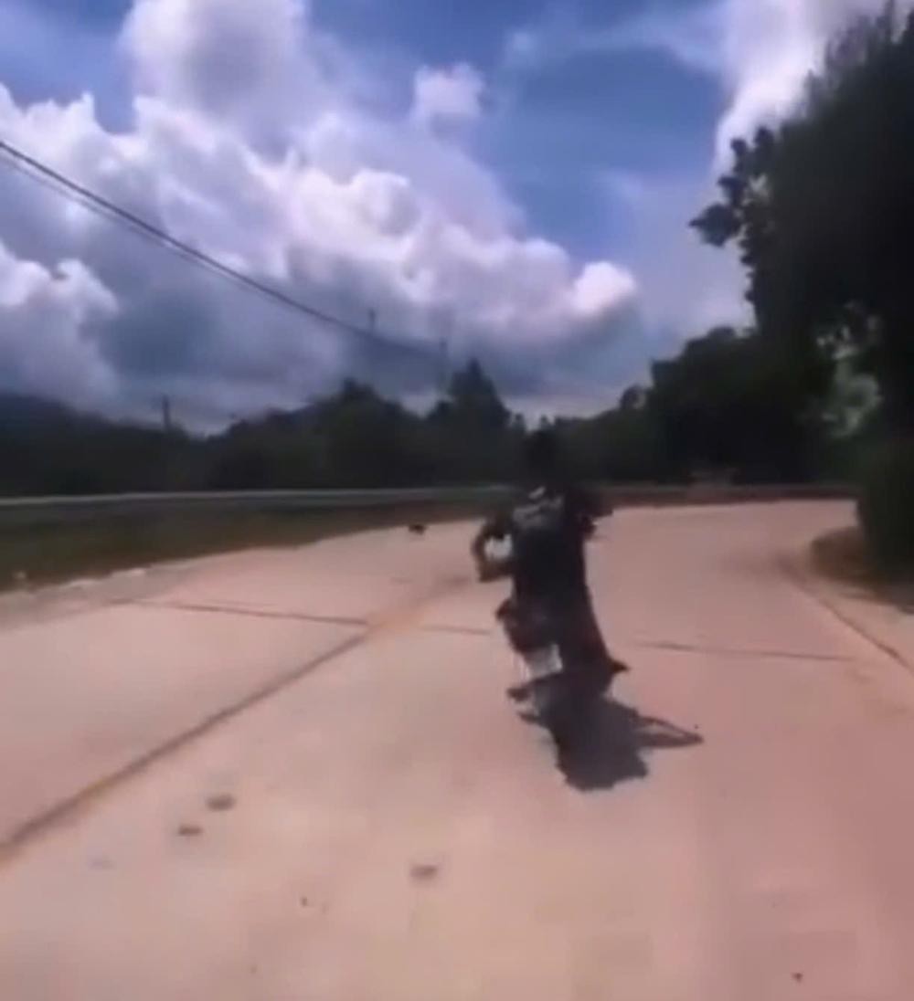 Thanh niên điều khiển xe lạng lách, đánh võng quay video - Ảnh cắt từ video. Thanh niên điều khiển xe lạng lách, đánh võng quay video - Ảnh cắt từ video.
