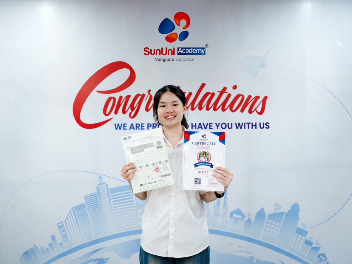 Chu Thị Hà Giang - học viên SunUni Academy rạng rỡ với tấm bằng IELTS 7.0 sau thời gian chăm chỉ trau dồi tiếng Anh.