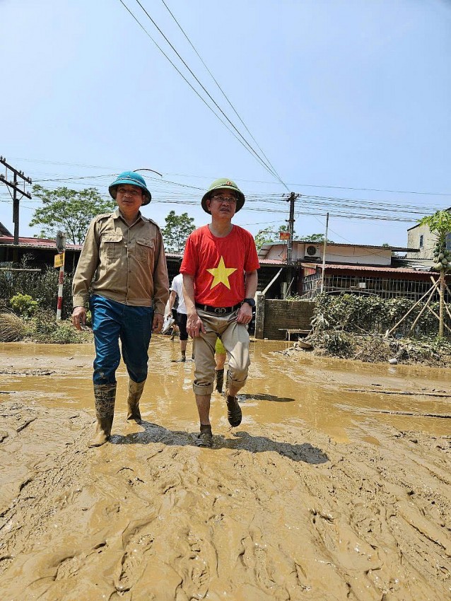 TS. Vũ Hoài Nam, Tổng Biên tập Báo Pháp luật Việt Nam đến Làng Nủ sau trận lũ tháng 9/2024.