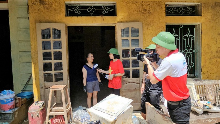 Phóng viên Báo Pháp luật Việt Nam tác nghiệp tại các địa phương xảy ra thiên tai bão lũ.