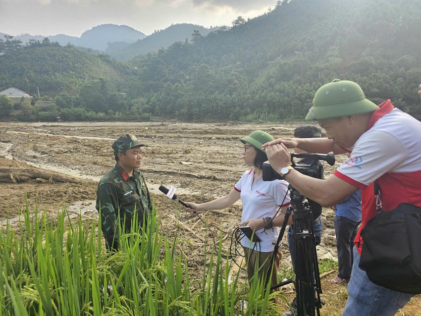 Phóng viên Báo Pháp luật Việt Nam tác nghiệp tại hiện trường Làng Nủ