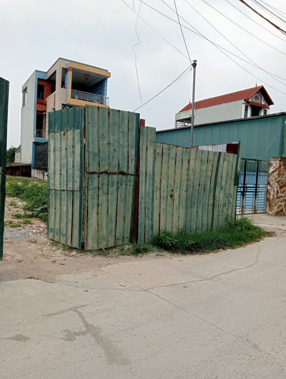 Nhiều căn nhà xây dựng kiến cố từ 2 đến 3 tầng trái phép trên đất nông nghiệp tại TP Hà Nội nhưng không được ngăn chặn xử lý. Nhiều căn nhà xây dựng kiến cố từ 2 đến 3 tầng trái phép trên đất nông nghiệp tại TP Hà Nội nhưng không được ngăn chặn xử lý.