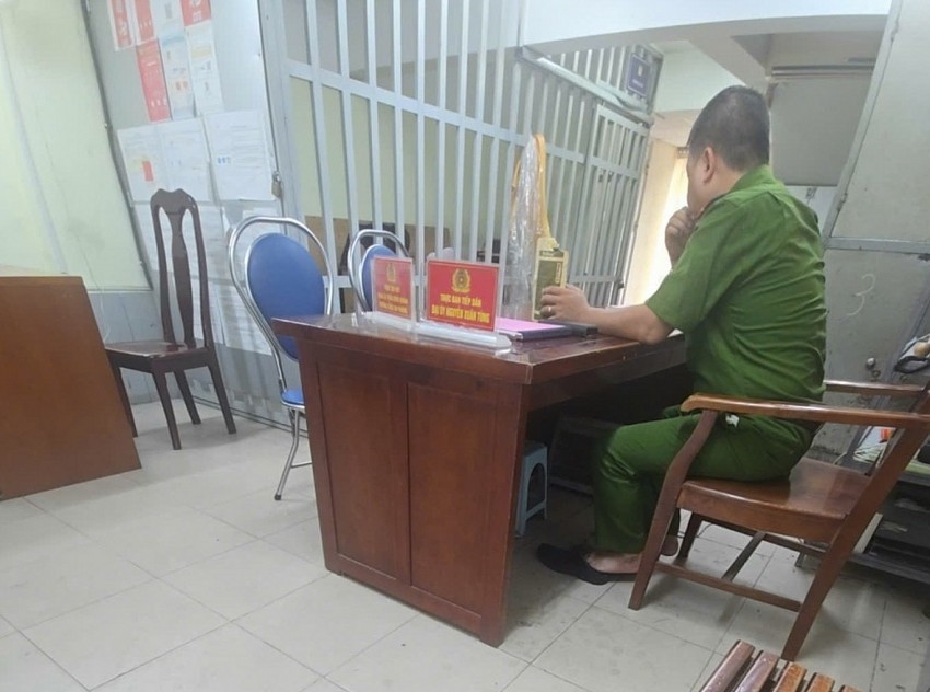 Anh Hoàng Trung Thành lên làm việc với cơ quan công an.