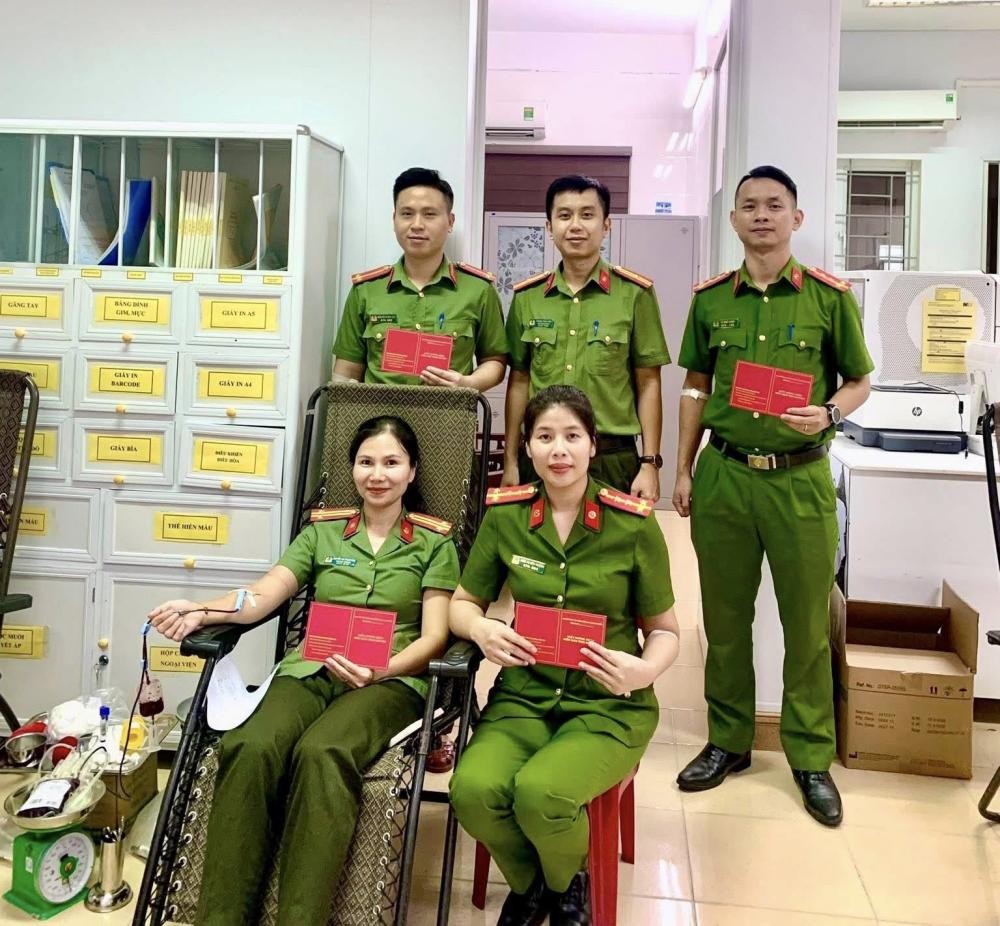 4 chiến sỹ Công an tỉnh Hà Tĩnh kịp thời hiến máu cứu người.