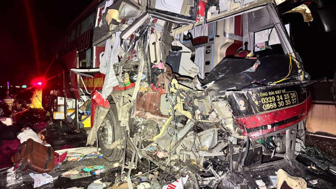 Hai xe giường nằm va chạm trên cao tốc khiến 3 người tử vong