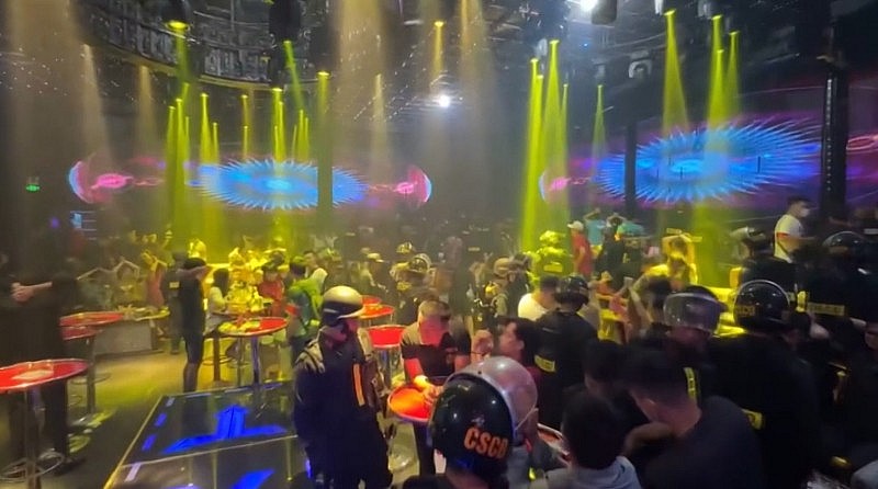 Bên trong các quán bar.