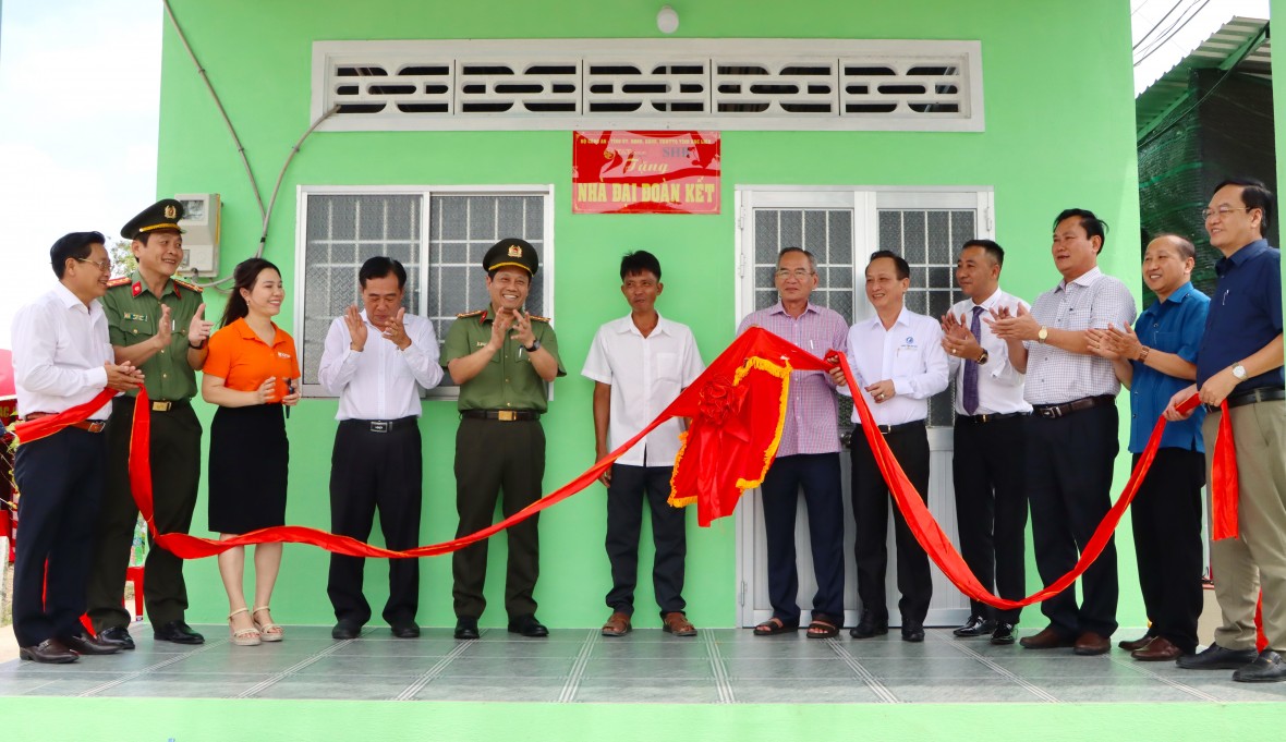 Cà Mau: Lan tỏa phong trào xóa nhà tạm, chăm lo người có công