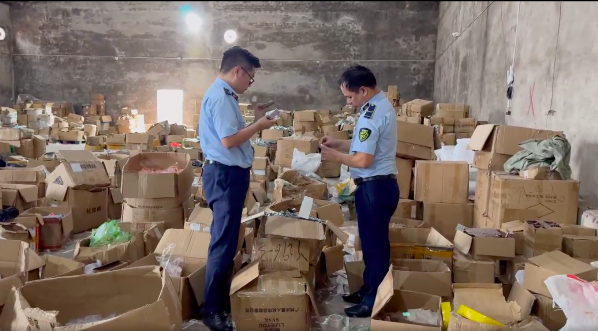 Phát hiện kho hàng 