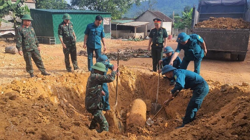 Hủy nổ thành công quả bom 350 kg trong vườn nhà dân ở Nghệ An