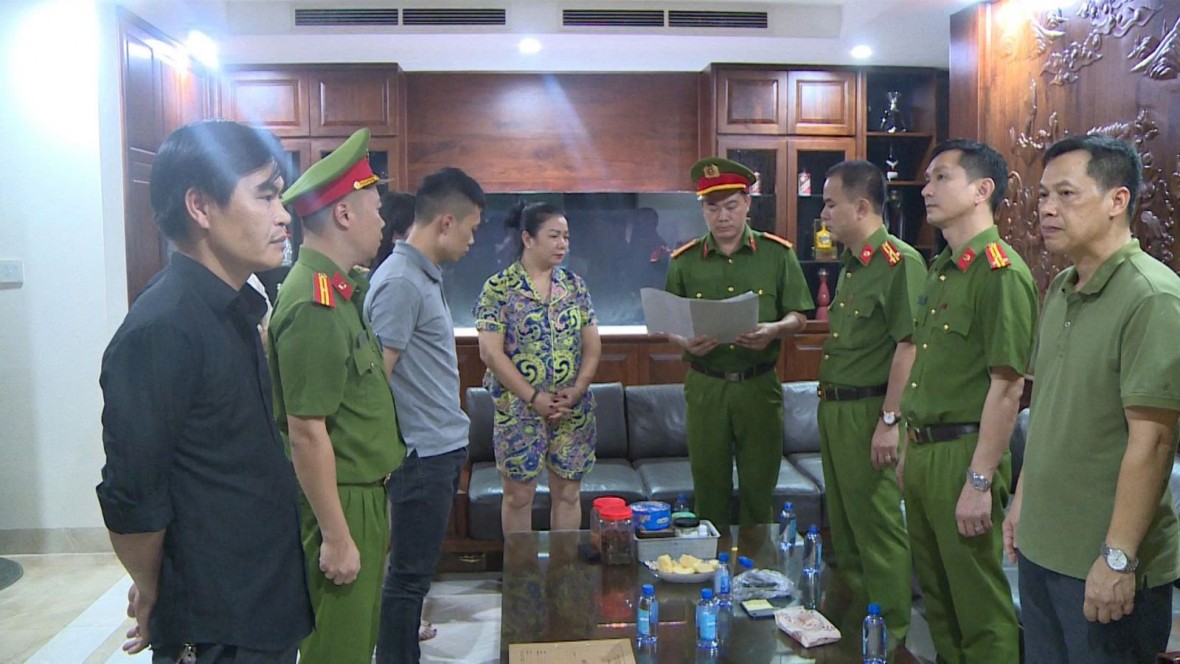 Cơ quan Cảnh sát điều tra thi hành các quyết định, lệnh đối với Nguyễn Huy Tùng - Ảnh Công an Thanh Hóa. Cơ quan Cảnh sát điều tra thi hành các quyết định, lệnh đối với Nguyễn Huy Tùng - Ảnh Công an Thanh Hóa.