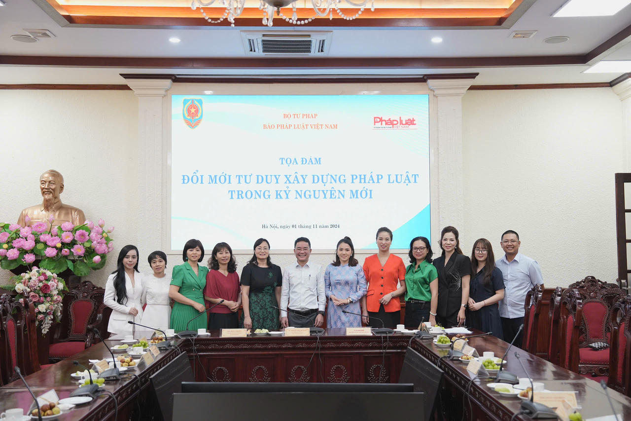 Lãnh đạo Báo Pháp luật Việt Nam và các Phóng viên, Biên tập viên tại Tọa đàm Đổi mới tư duy xây dựng pháp luật trong kỷ nguyên mới. Ảnh P.Mai