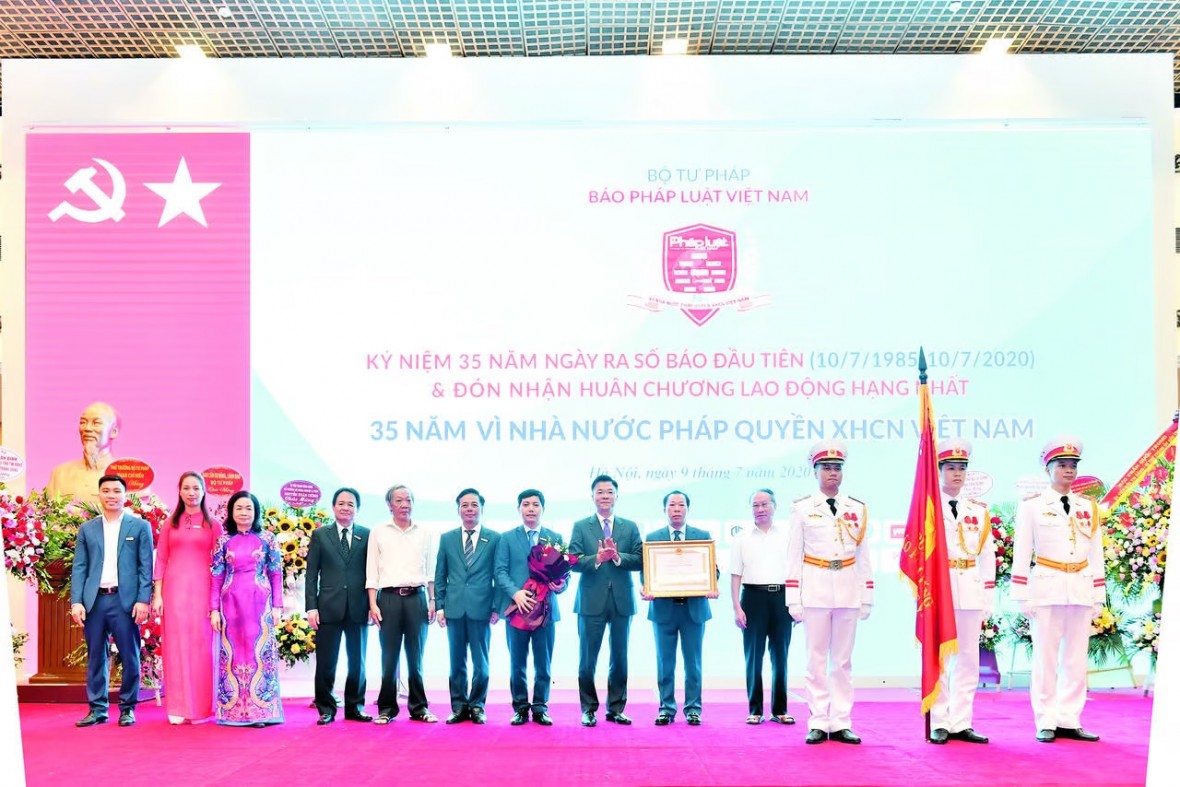 Báo Pháp luật Việt Nam đón nhận Huân chương Lao động hạng Nhất (lần 2) nhân dịp kỷ niệm 35 năm ngày Báo phát hành số đầu tiên.