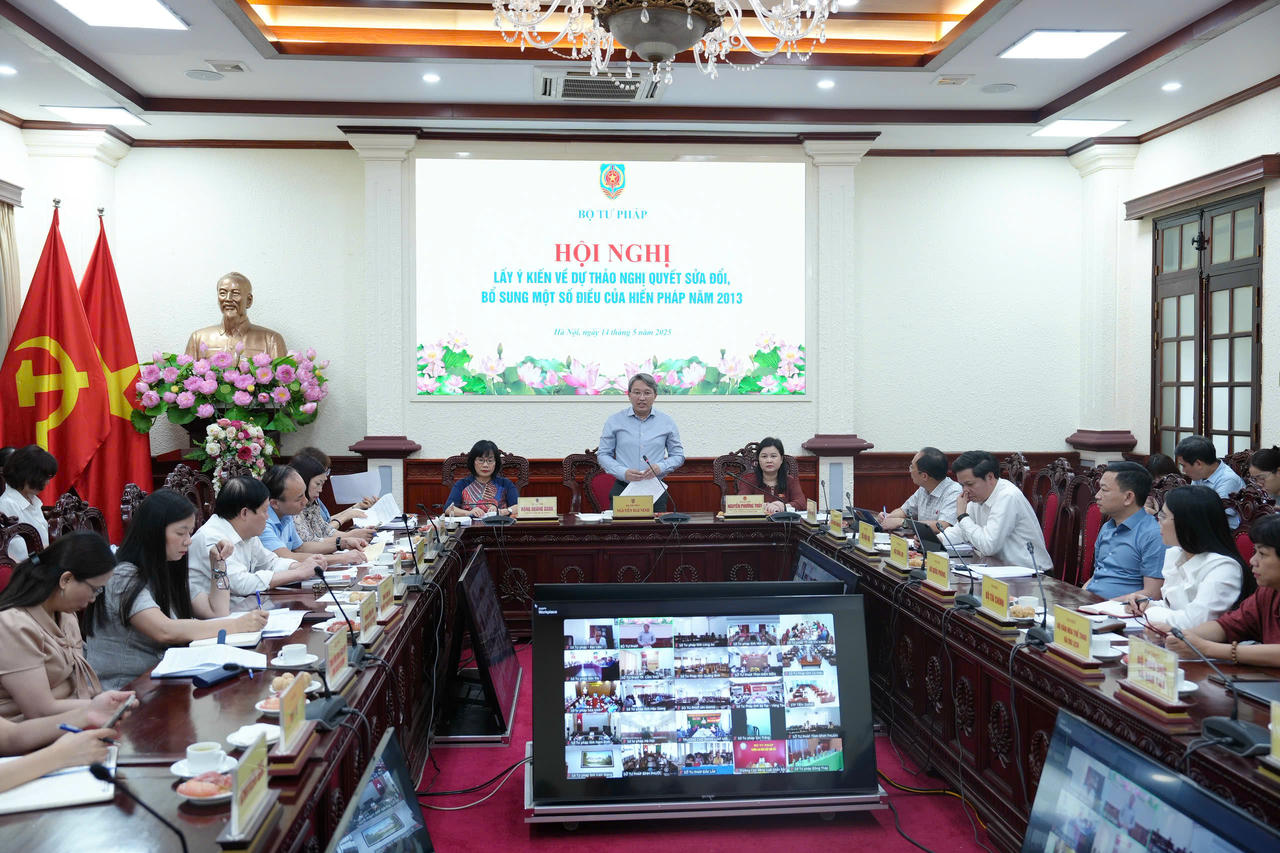 Bộ trưởng Nguyễn Hải Ninh chủ trì Hội nghị lấy ý kiến về dự thảo Nghị quyết sửa đổi, bổ sung một số điều của Hiến pháp năm 2013 của Bộ Tư pháp. Ảnh: Phương Mai