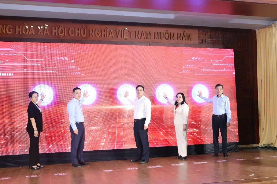 Tỉnh Đắk Lắk quyết tâm tạo đột phá từ khoa học công nghệ và chuyển đổi số Tỉnh Đắk Lắk quyết tâm tạo đột phá từ khoa học công nghệ và chuyển đổi số