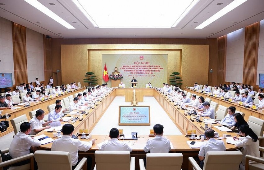 Thủ tướng chủ trì hội nghị về thực hiện nghị quyết 18 và thi hành Luật đất