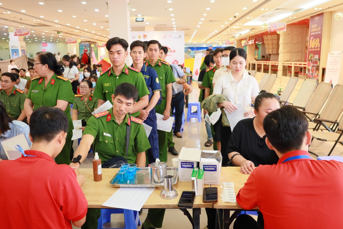 Công an tỉnh Cà Mau hiến 117 đơn vị máu, lan tỏa nghĩa cử vì cộng đồng Công an tỉnh Cà Mau hiến 117 đơn vị máu, lan tỏa nghĩa cử vì cộng đồng