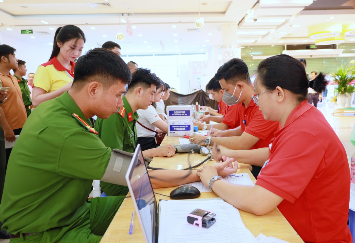 Công an tỉnh Cà Mau hiến 117 đơn vị máu, lan tỏa nghĩa cử vì cộng đồng Công an tỉnh Cà Mau hiến 117 đơn vị máu, lan tỏa nghĩa cử vì cộng đồng