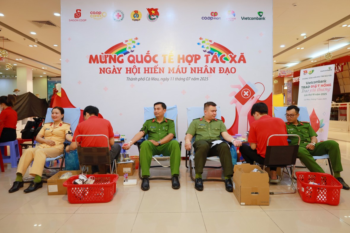 Công an tỉnh Cà Mau hiến 117 đơn vị máu, lan tỏa nghĩa cử vì cộng đồng Công an tỉnh Cà Mau hiến 117 đơn vị máu, lan tỏa nghĩa cử vì cộng đồng
