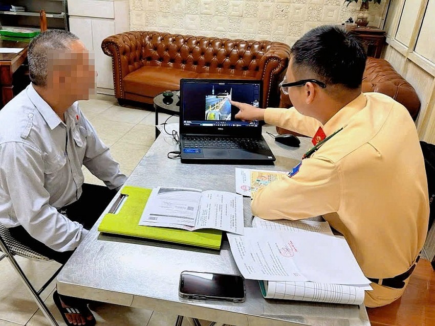 Người điều khiển phương tiện tại cơ quan Công an.