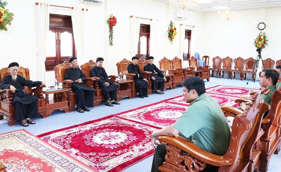 Công an tỉnh An Giang thăm, chúc mừng Đại hội Đại biểu Phật hội Tứ Ân Hiếu Nghĩa