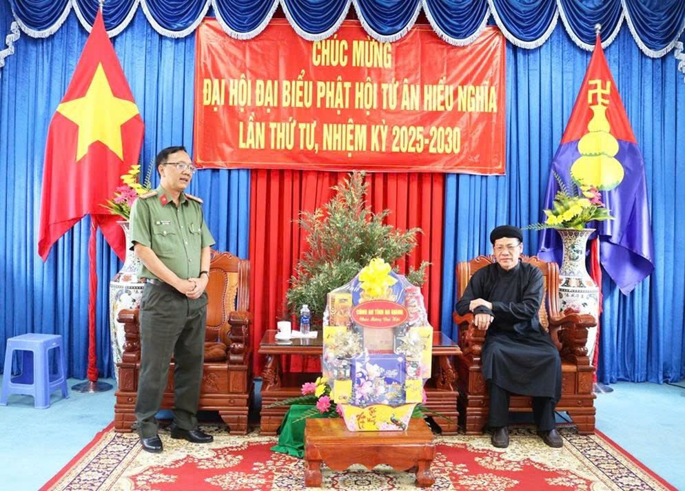 Công an tỉnh An Giang thăm, chúc mừng Đại hội Đại biểu Phật hội Tứ Ân Hiếu Nghĩa