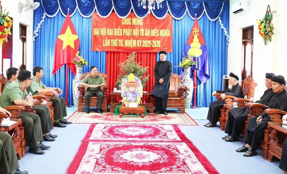 Công an tỉnh An Giang thăm, chúc mừng Đại hội Đại biểu Phật hội Tứ Ân Hiếu Nghĩa