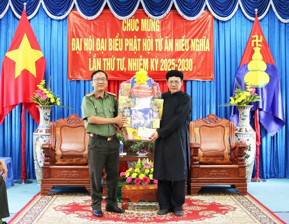 Công an tỉnh An Giang thăm, chúc mừng Đại hội Đại biểu Phật hội Tứ Ân Hiếu Nghĩa