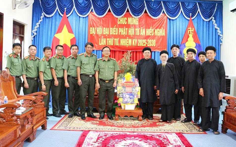 Công an tỉnh An Giang thăm, chúc mừng Đại hội Đại biểu Phật hội Tứ Ân Hiếu Nghĩa