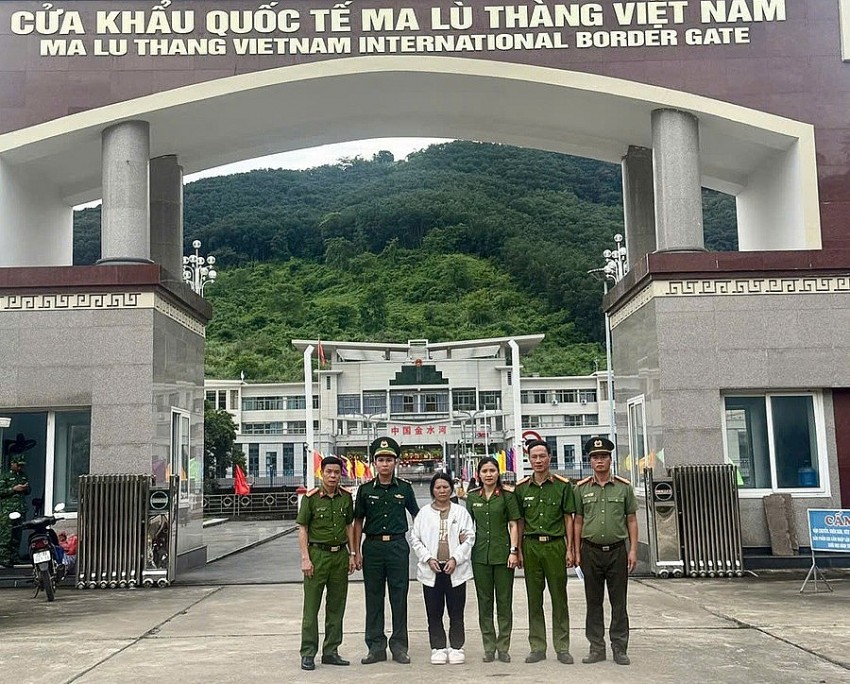 Bắt “nữ quái” tại cửa khẩu sau 7 năm vượt biên trốn nã Bắt “nữ quái” tại cửa khẩu sau 7 năm vượt biên trốn nã