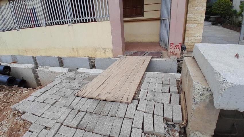 Hà Nội: Cải tạo đường cao hơn nền nhà cả mét, dân bắc cầu vào nhà Hà Nội: Cải tạo đường cao hơn nền nhà cả mét, dân bắc cầu vào nhà