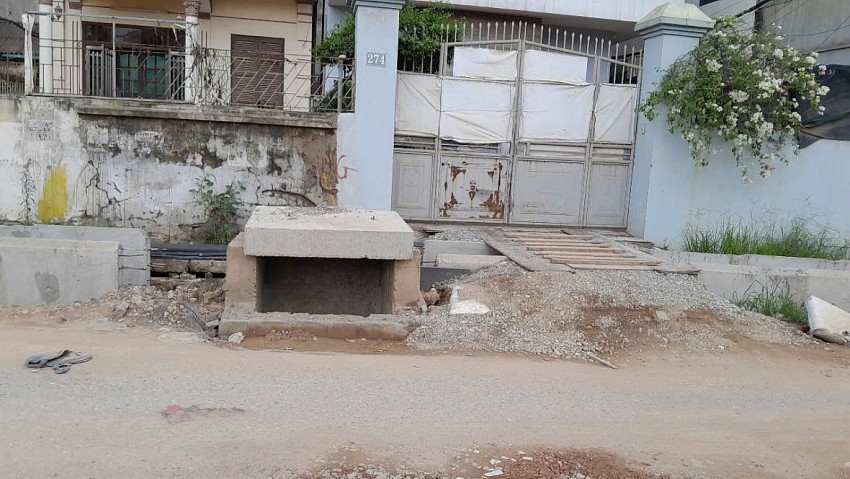 Hà Nội: Cải tạo đường cao hơn nền nhà cả mét, dân bắc cầu vào nhà Hà Nội: Cải tạo đường cao hơn nền nhà cả mét, dân bắc cầu vào nhà