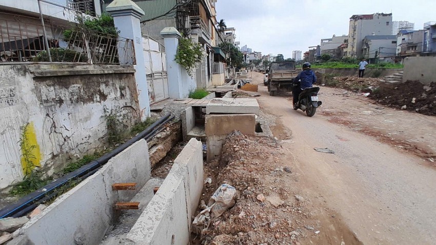 Hà Nội: Cải tạo đường cao hơn nền nhà cả mét, dân bắc cầu vào nhà Hà Nội: Cải tạo đường cao hơn nền nhà cả mét, dân bắc cầu vào nhà