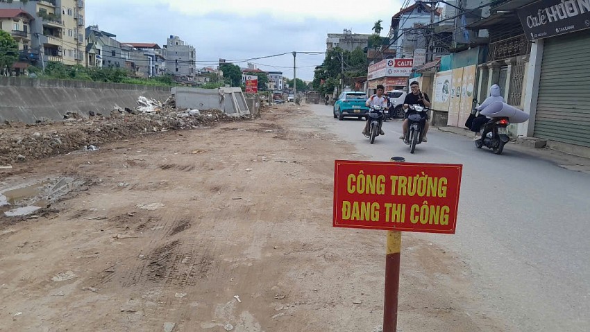 Hà Nội: Cải tạo đường cao hơn nền nhà cả mét, dân bắc cầu vào nhà Hà Nội: Cải tạo đường cao hơn nền nhà cả mét, dân bắc cầu vào nhà