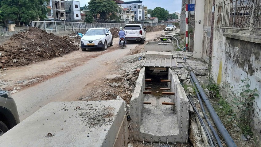 Hà Nội: Cải tạo đường cao hơn nền nhà cả mét, dân bắc cầu vào nhà Hà Nội: Cải tạo đường cao hơn nền nhà cả mét, dân bắc cầu vào nhà