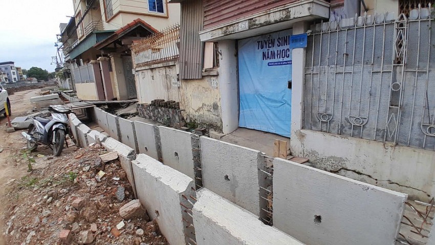 Hà Nội: Cải tạo đường cao hơn nền nhà cả mét, dân bắc cầu vào nhà