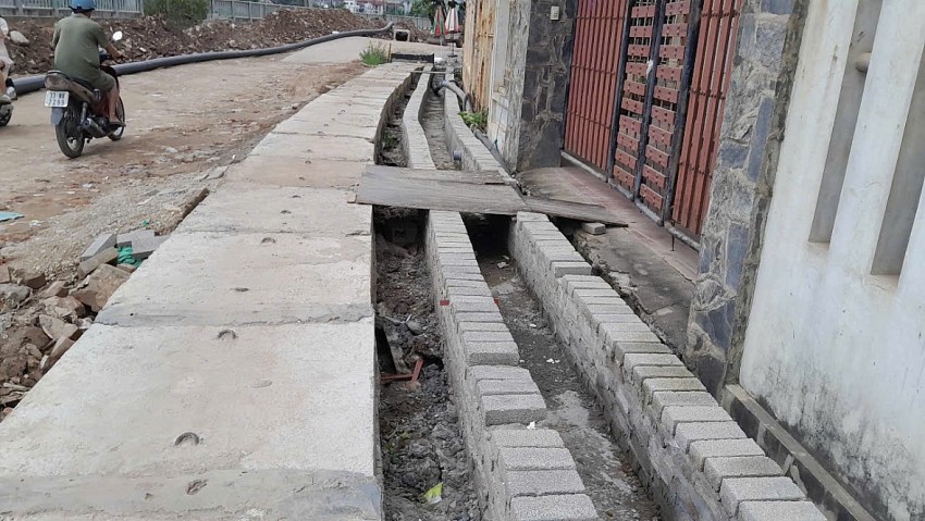 Hà Nội: Cải tạo đường cao hơn nền nhà cả mét, dân bắc cầu vào nhà Hà Nội: Cải tạo đường cao hơn nền nhà cả mét, dân bắc cầu vào nhà