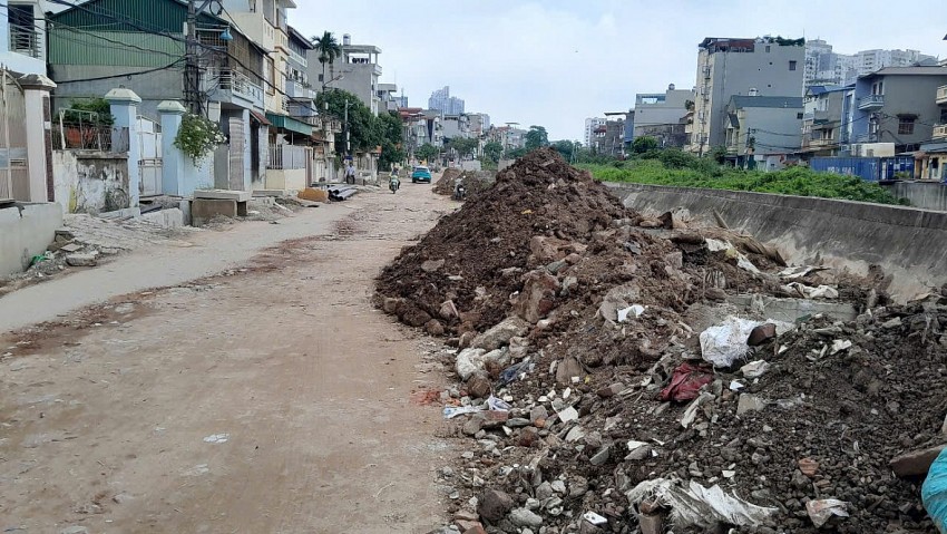 Hà Nội: Cải tạo đường cao hơn nền nhà cả mét, dân bắc cầu vào nhà Hà Nội: Cải tạo đường cao hơn nền nhà cả mét, dân bắc cầu vào nhà