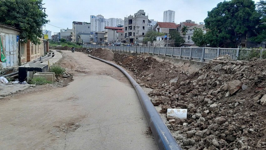 Hà Nội: Cải tạo đường cao hơn nền nhà cả mét, dân bắc cầu vào nhà Hà Nội: Cải tạo đường cao hơn nền nhà cả mét, dân bắc cầu vào nhà